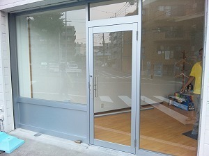 店舗のフロントサッシをダイノックでリフォームしました！